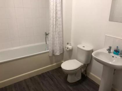Central 3 Bedroom Flat Accommodates 6 - image 5