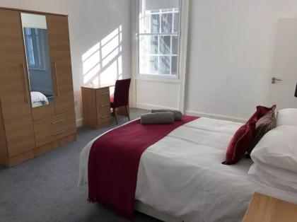 Central 3 Bedroom Flat Accommodates 6 - image 7