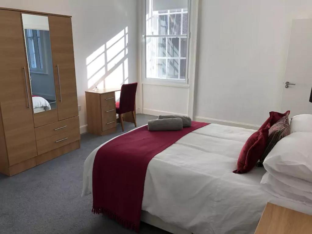 Central 3 Bedroom Flat Accommodates 6 - image 7