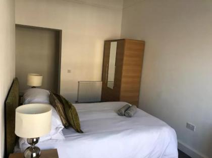 Central 3 Bedroom Flat Accommodates 6 - image 8