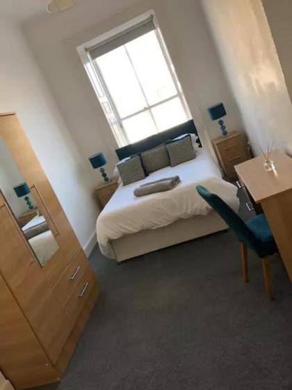 Central 3 Bedroom Flat Accommodates 6 - image 9