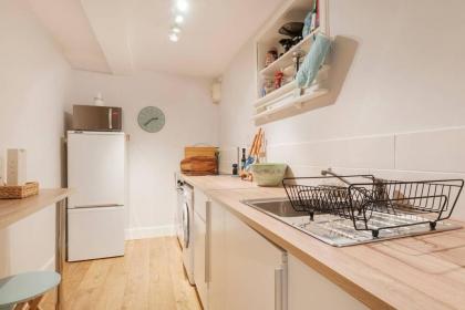1 Bedroom Georgian Flat Sleeps 4 in New Town - image 2