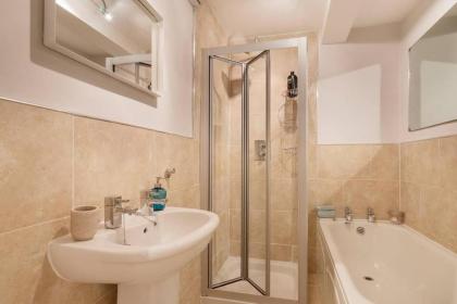 1 Bedroom Georgian Flat Sleeps 4 in New Town - image 9