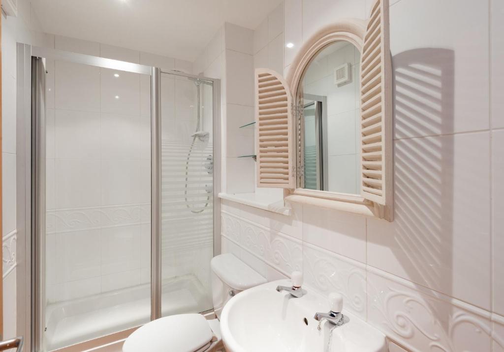 The Botanist Apartment Edinburgh Old Town 2 Bedroom Lift Parking previously The Parkgate Residence - image 6