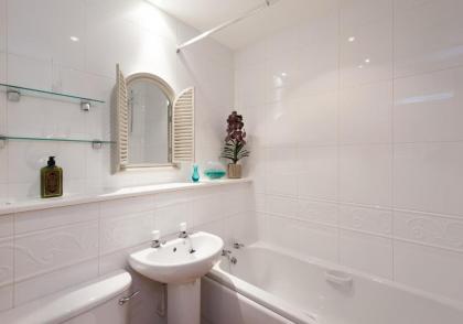 The Botanist Apartment Edinburgh Old Town 2 Bedroom Lift Parking previously The Parkgate Residence - image 8