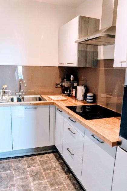 Bright Modern Arthurs Seat 2 Bedroom Apartment - image 14