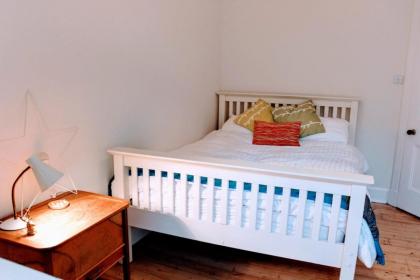 Bright Modern Arthurs Seat 2 Bedroom Apartment - image 2