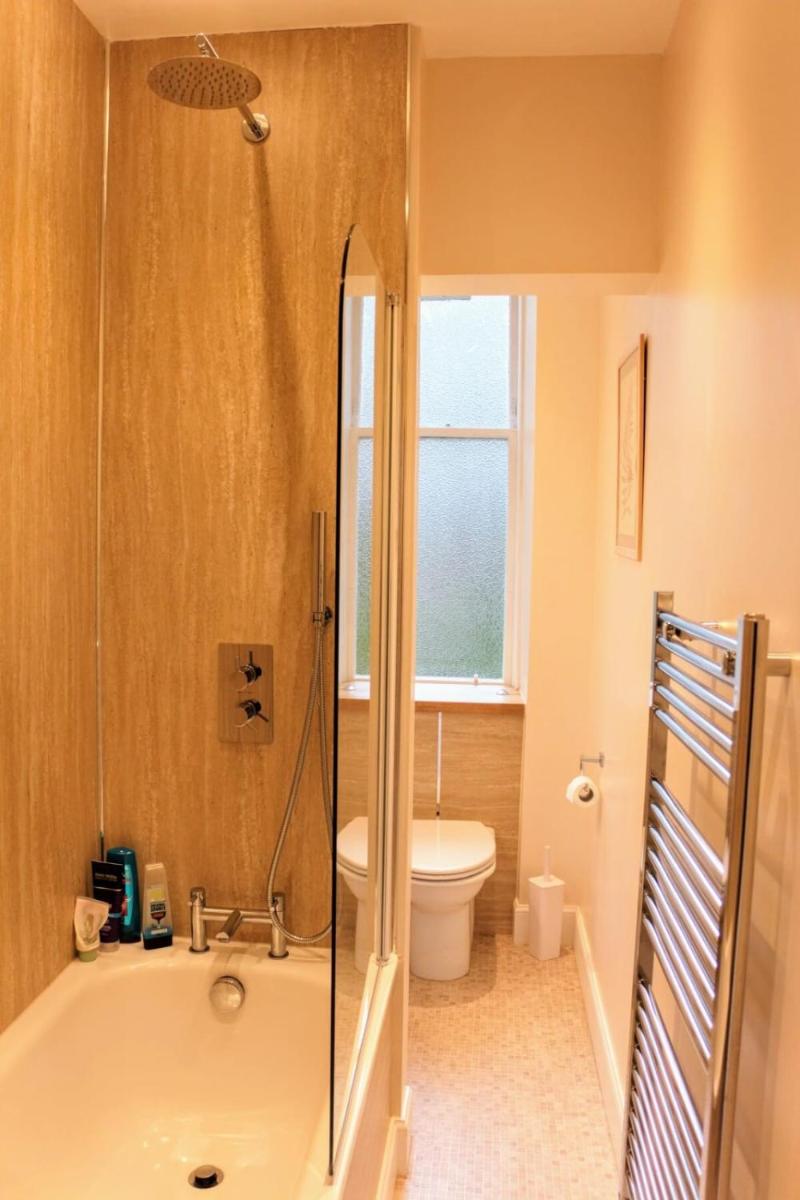 Bright Modern Arthurs Seat 2 Bedroom Apartment - image 5