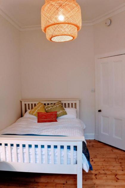 Bright Modern Arthurs Seat 2 Bedroom Apartment - image 9