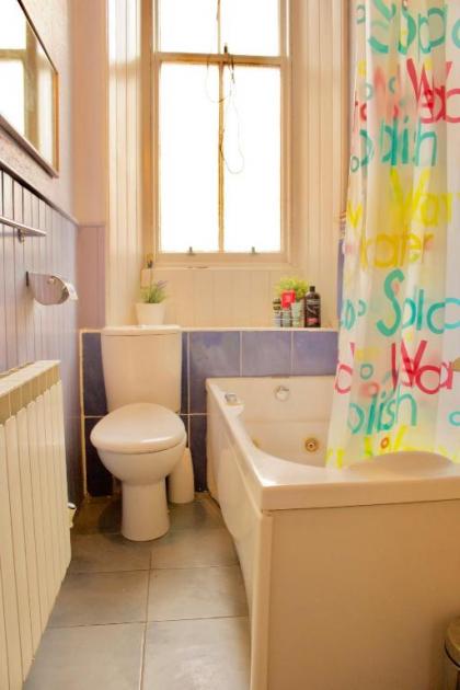 Classic Edinburgh Flat in the heart of Morningside - image 11