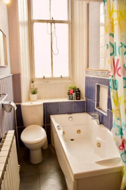 Classic Edinburgh Flat in the heart of Morningside - image 4