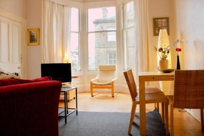 Classic Edinburgh Flat in the heart of Morningside - image 9