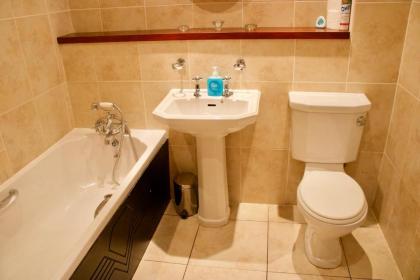 2 Bedroom Flat In Converted Distillery In Edinburgh - image 6