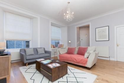 Beautifully Modernised New Town Home - image 1