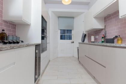 Beautifully Modernised New Town Home - image 10