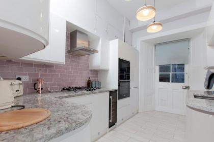 Beautifully Modernised New Town Home - image 12