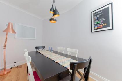 Beautifully Modernised New Town Home - image 13