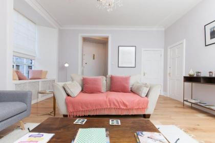 Beautifully Modernised New Town Home - image 14