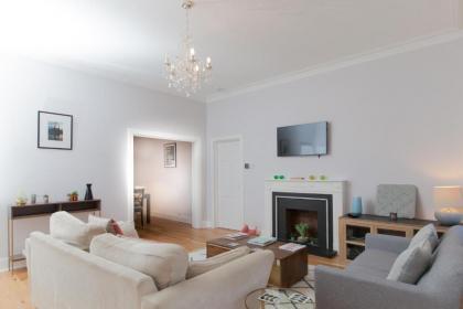 Beautifully Modernised New Town Home - image 17