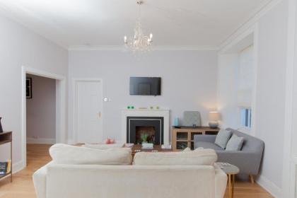 Beautifully Modernised New Town Home - image 18