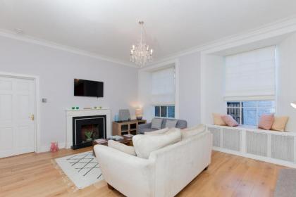 Beautifully Modernised New Town Home - image 19