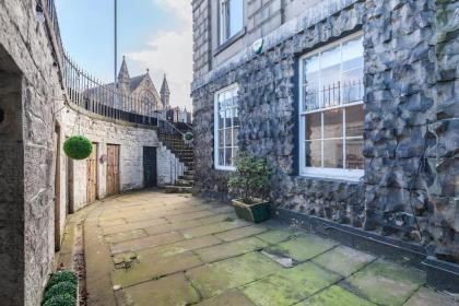 Beautifully Modernised New Town Home - image 2