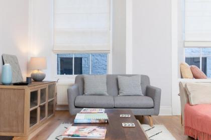 Beautifully Modernised New Town Home - image 20