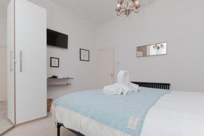 Beautifully Modernised New Town Home - image 4