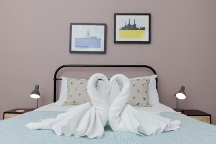Beautifully Modernised New Town Home - image 5