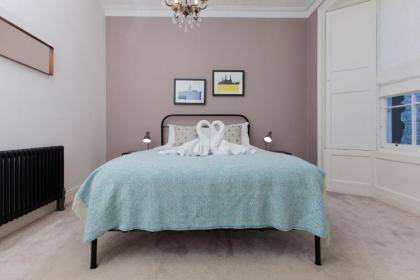 Beautifully Modernised New Town Home - image 6