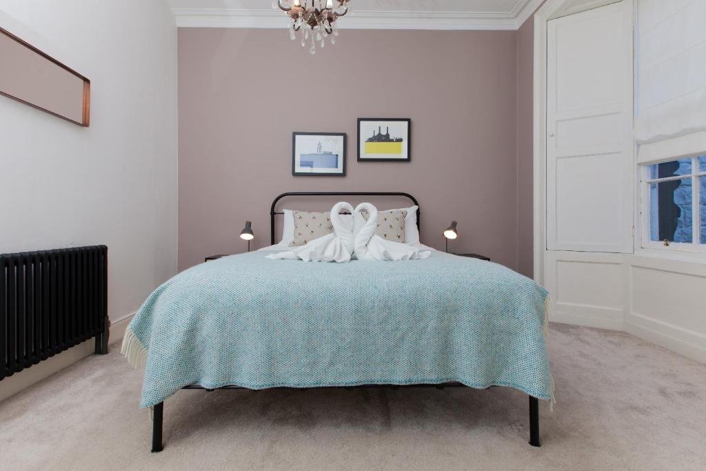Beautifully Modernised New Town Home - image 6