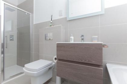 Beautifully Modernised New Town Home - image 7