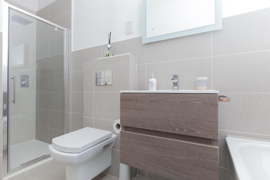 Beautifully Modernised New Town Home - image 7