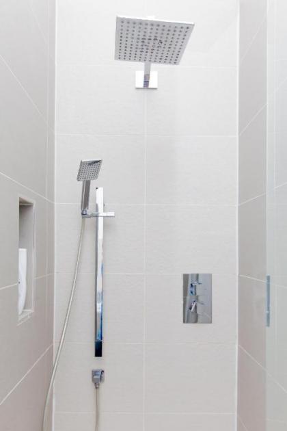 Beautifully Modernised New Town Home - image 8