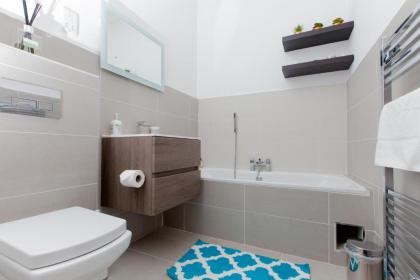 Beautifully Modernised New Town Home - image 9