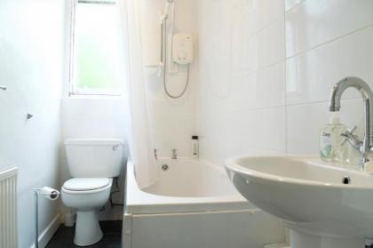 Beautiful 3 Bedroom Edinburgh Home - image 11