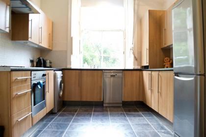 Beautiful 3 Bedroom Edinburgh Home - image 2
