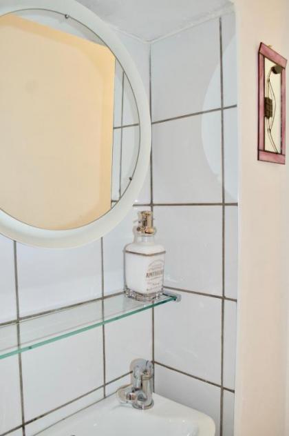 Bright And Comfortable 2 Bedroom Flat - image 10