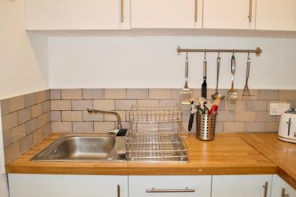 Bright And Comfortable 2 Bedroom Flat - image 11