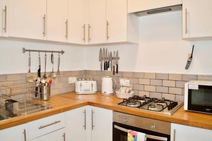 Bright And Comfortable 2 Bedroom Flat - image 13