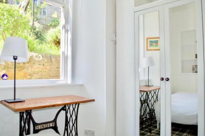 Bright And Comfortable 2 Bedroom Flat - image 3