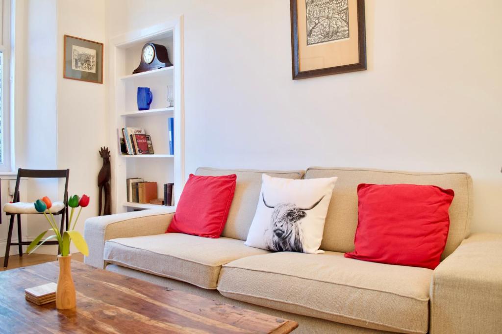 Bright And Comfortable 2 Bedroom Flat - image 4