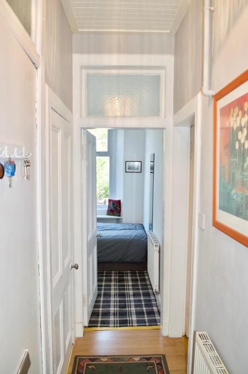 Bright And Comfortable 2 Bedroom Flat - image 5