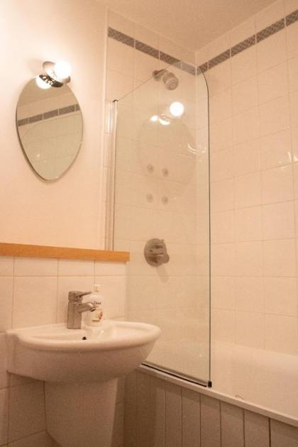 Spacious Flat In Converted Sugar Store - image 13