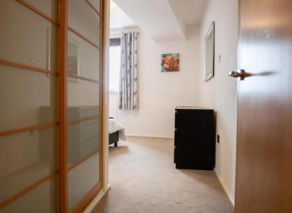 Spacious Flat In Converted Sugar Store - image 16
