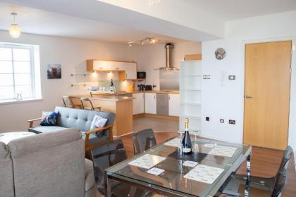 Spacious Flat In Converted Sugar Store - image 3