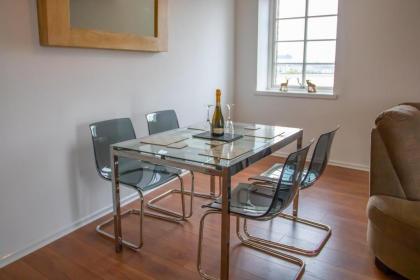 Spacious Flat In Converted Sugar Store - image 5