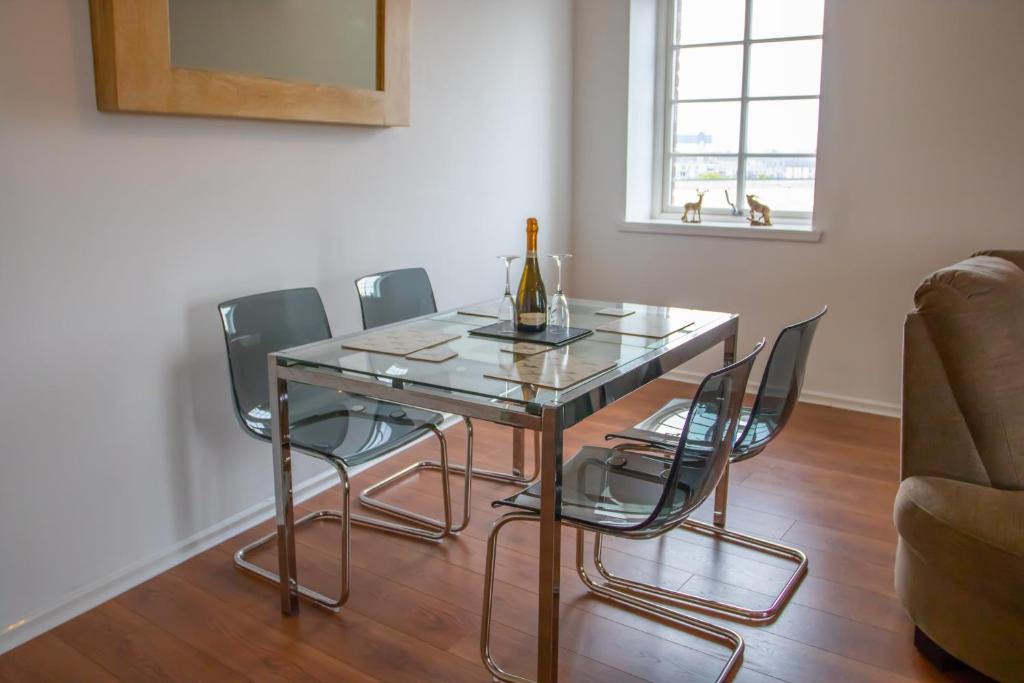 Spacious Flat In Converted Sugar Store - image 5