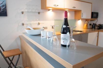 Spacious Flat In Converted Sugar Store - image 6
