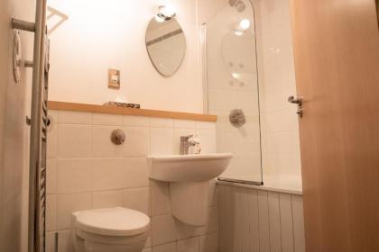 Spacious Flat In Converted Sugar Store - image 7